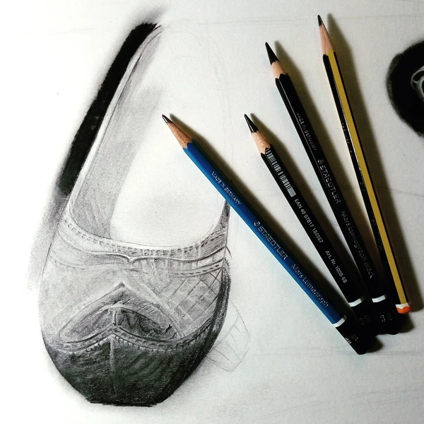 Dibujo a lápiz de albarcas tipicas de Cantabria