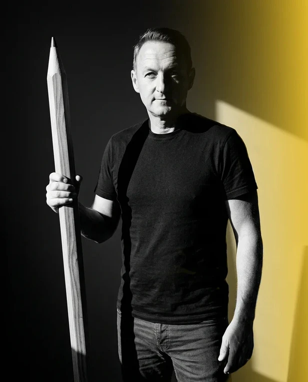 Artista con lápiz en la mano